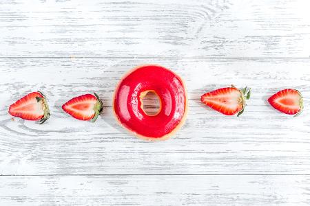 Hausgemachte Donuts mit Erdbeer-Glasur