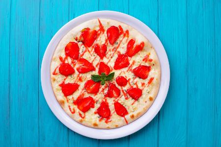 Erdbeer-Pizza mit Basilikum