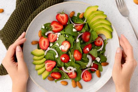 Sommersalat mit Erdbeeren, Avocado, Zwiebel, Käse und Spinat