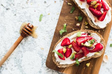 Sandwich mit Erdbeeren, Weichkäse und Honig