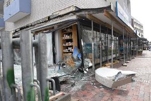 Im Zentrum von Westerland (Sylt) war am Montagabend das Beton-Vordach eines Mehrfamilienhauses mit Geschäften auf den Bürgersteig gestürzt. 