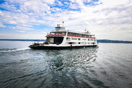 Ein Fähre fährt von Konstanz-Staad Richtung Meersburg.