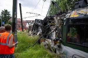 Eine Straßenbahn in Neu Hohenschönhausen ist entgleist. Bei dem Unfall gab es viele Verletzte.