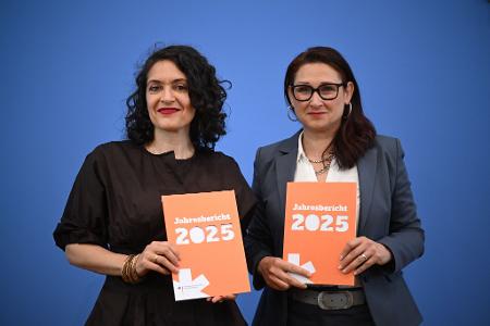 Eva Andrades vom Antidiskriminierungsverband präsentierte den Jahresbericht gemeinsam mit Ataman. 