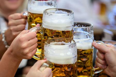 Das Wiesnbier wird eigens für das Volksfest gebraut und ist mit etwa sechs Prozent Alkoholgehalt besonders stark. (Archivbild)