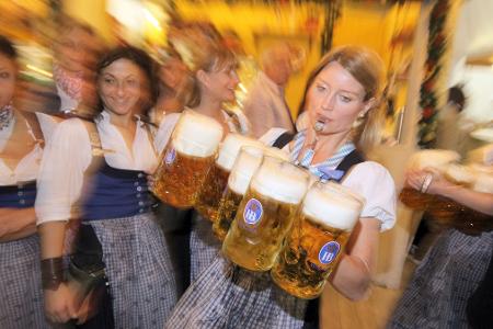 Die Wiesnmaß knackt in diesem Jahr die 15-Euro-Marke. (Archivbild)