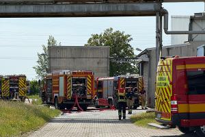 © Feuerwehr Dresden
Mehrere Löschfahrzeuge sind zeitgleich im Einsatz, um ausreichend Löschwasser zur Verfügung zu stellen.