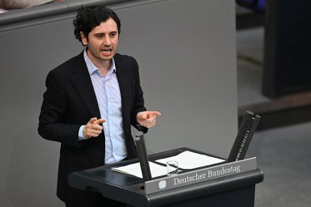 Hakan Demir, Innenpolitiker der SPD, spricht mit Blick auf die geplanten Rückführungszentren in Drittstaaten von einer 