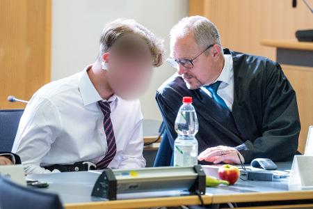Knapp ein Jahr nach einem Axtangriff in einem ICE in Niederbayern hat der Prozess gegen den beschuldigten 21-jährigen Syrer begonnen.