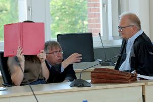 Die Angeklagte (l-r), wird von den Rechtsanwälten Andreas Ohm und Thomas Löcker verteidigt.