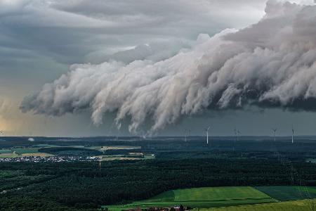 Wolkenkralle über Baden-Württemberg