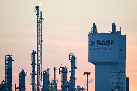 Der Verkauf spült BASF nach früheren Angaben vor Steuern 5,8 Milliarden Euro in die Kasse. (Archivbild)