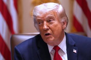 Donald Trump lockerte zunächst die Regeln für die KI-Industrie. (Archivbild)