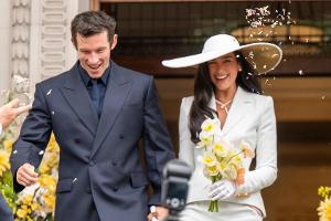 Dua Lipa teilt erste Bilder von intimer Hochzeit mit Callum Turner