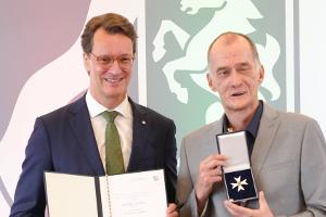 Georg Uecker kämpft bei Ordensverleihung mit den Tränen