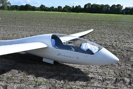 Segelflugzeug nach Außenlandung