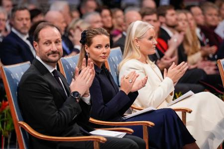 Ingrid Alexandra (Mitte) kehrt nach Hause zurück, um bei ihrer Mutter Mette-Marit (rechts) zu sein. Und sicher auch, um Papa Haakon (links) bei seinen Aufgaben zu unterstützen. (Archivbild)