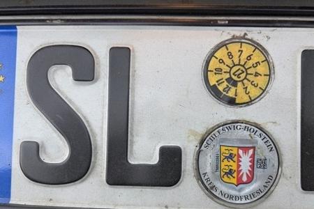 Bundespolizisten stellen gefälschte Autokennzeichen sicher.
Foto Bundespolizei