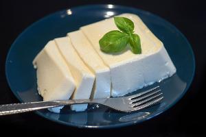 Die Grundzutat für Tofu ist die Sojabohne. (Symbolbild)