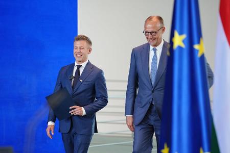 Gut gelaunt im Kanzleramt: Magyar und Merz.