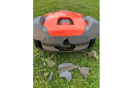 beschädigter Mähroboter