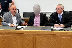 Die Staatsanwaltschaft legt dem Angeklagten versuchten heimtückischen Mord, gefährliche Körperverletzung sowie einen Verstoß gegen das Waffengesetz zur Last.  