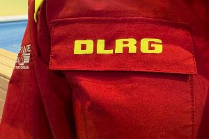 Mensch mit DLRG-Shirt
