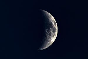 Der Mond ist als Sichel im Nachthimmel über Tschechien zu sehen. (Symbolbild)