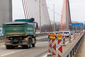 Die Bonner Nordbrücke ist bereits seit Februar für schwere Lkw gesperrt. (Archivbild)
