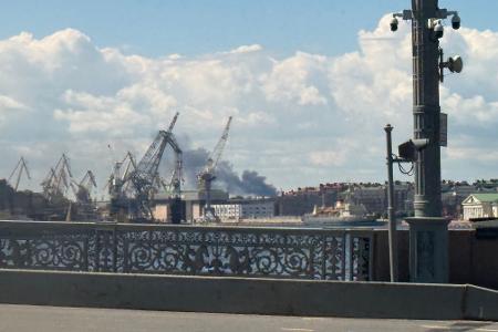 Schwarzer Rauch steigt im Hafengebiet von St. Petersburg auf. (Archivbild)