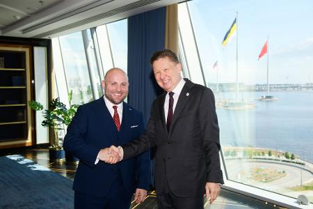 AfD-Politiker Markus Frohnmaier: Handshake mit Putins Vertrautem und Gazprom-Chef Alexej Miller beim Wirtschaftsforum in St. Petersburg.