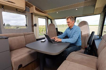Eura Mobil Integra Line GT, Wohnmobil, Sitzgruppe, Längsbänke