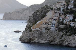 Ein 79-jähriger Deutscher hat in Port d'Andratx auf Mallorca wochenlang tot in seiner Mietwohnung in einer Apartmentanlage am Meer gelegen. (Archivbild)