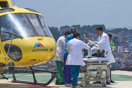 Der Bergführer wurde nach seiner Rettung in ein Krankenhaus gebracht. 
