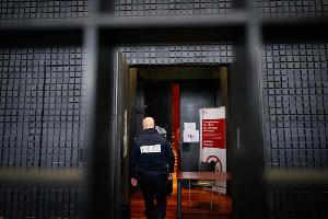 Der sogenannte Maskenmann hat vor Gericht in Frankreich bestritten, den kleinen Jonathan getötet zu haben. (Archivbild)