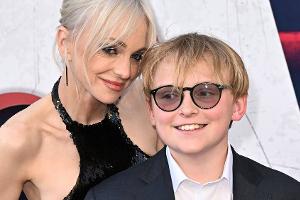 Anna Faris: Süßer Auftritt mit ihrem Sohn bei "Scary Movie"-Premiere