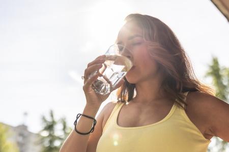 Zwei Liter? So viel Wasser braucht der Körper bei Hitze wirklich