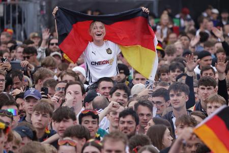 Friede, Freude, Schlaaand: Von der Wucht des Public Viewing