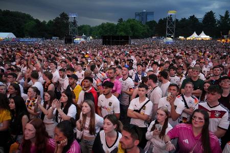 Friede, Freude, Schlaaand: Von der Wucht des Public Viewing