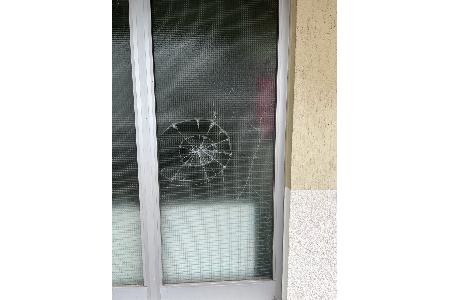 Die Polizei sucht nach Zeugen, die Hinweise auf einen Jugendlichen geben können, der eine Fensterscheibe eines Hagener Gemeindehauses beschädigt hat.