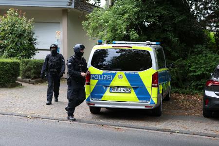 Die Polizei ist am frühen Morgen in Leverkusen im Einsatz.