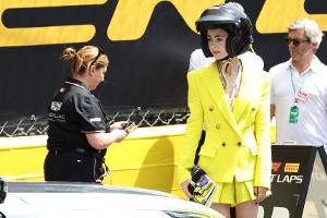 Am Rande des Grand Prix: Lily Collins für "Emily in Paris" in Monaco