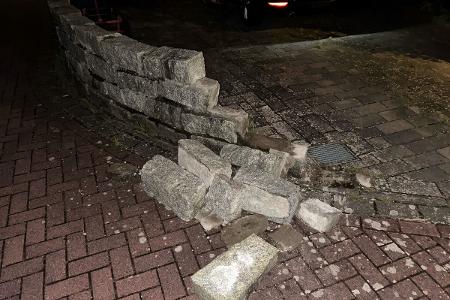 Polizei Kleve, beschädigte Grundstücksmauer nach Verkehrsunfallflucht