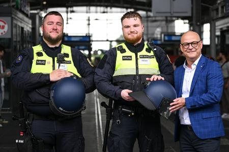 Die beiden Initiatoren des Pilotenprojekts mit ihren Schutzhelmen. 