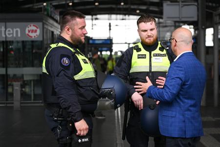 Die Schutzhelme können an der Uniform befestigt und sollen erst aufgesetzt werden, wenn eine Situation zu eskalieren droht.