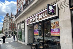 Blick auf eine Taco Bell-Filiale in London. Die US-Fast-Food-Kette Taco-Bell unternimmt den zweiten Anlauf zur Expansion in Deutschland. (Archivbild)