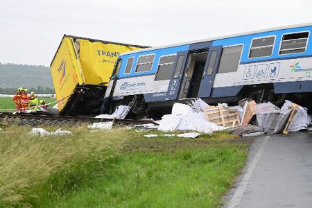 Bei Prostejov in Tschechien sind ein Personenzug und ein Lastwagen zusammengestoßen.