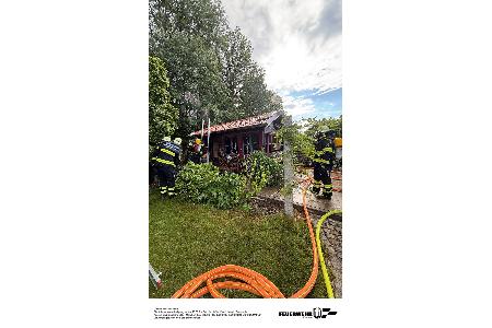 Die Feuerwehr München beim Brand einer Gartenhütte im Schreberweg.