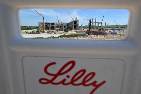 Am neuen Standort des US-Konzerns Eli Lilly im rheinland-pfälzischen Alzey laufen die Bauarbeiten - nun sollen die Investitionen halbiert werden (Archivbild)
