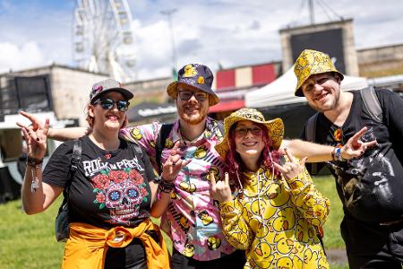 Der erste Festivaltag in Nürnberg startete mit Regen. Danach war das Wetter wechselhaft, die Laune der Fans aber gut. 